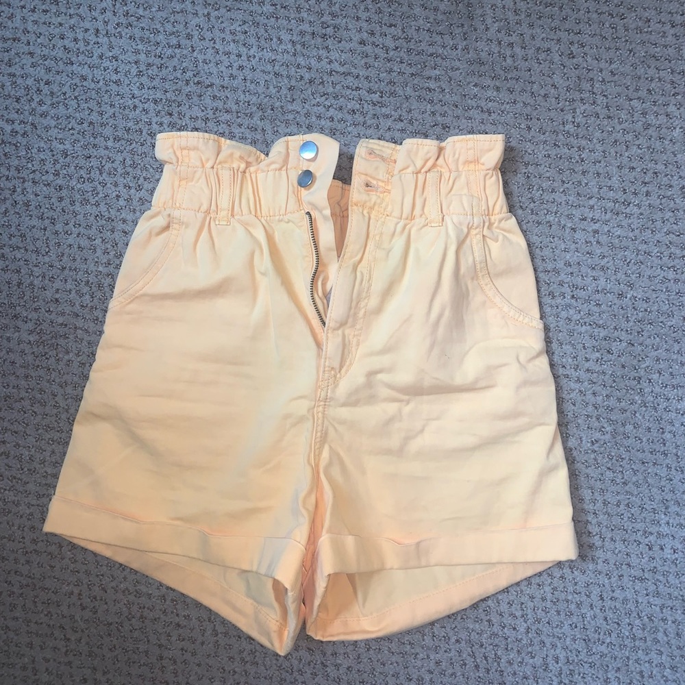 High waisted of orange shorts from H&M